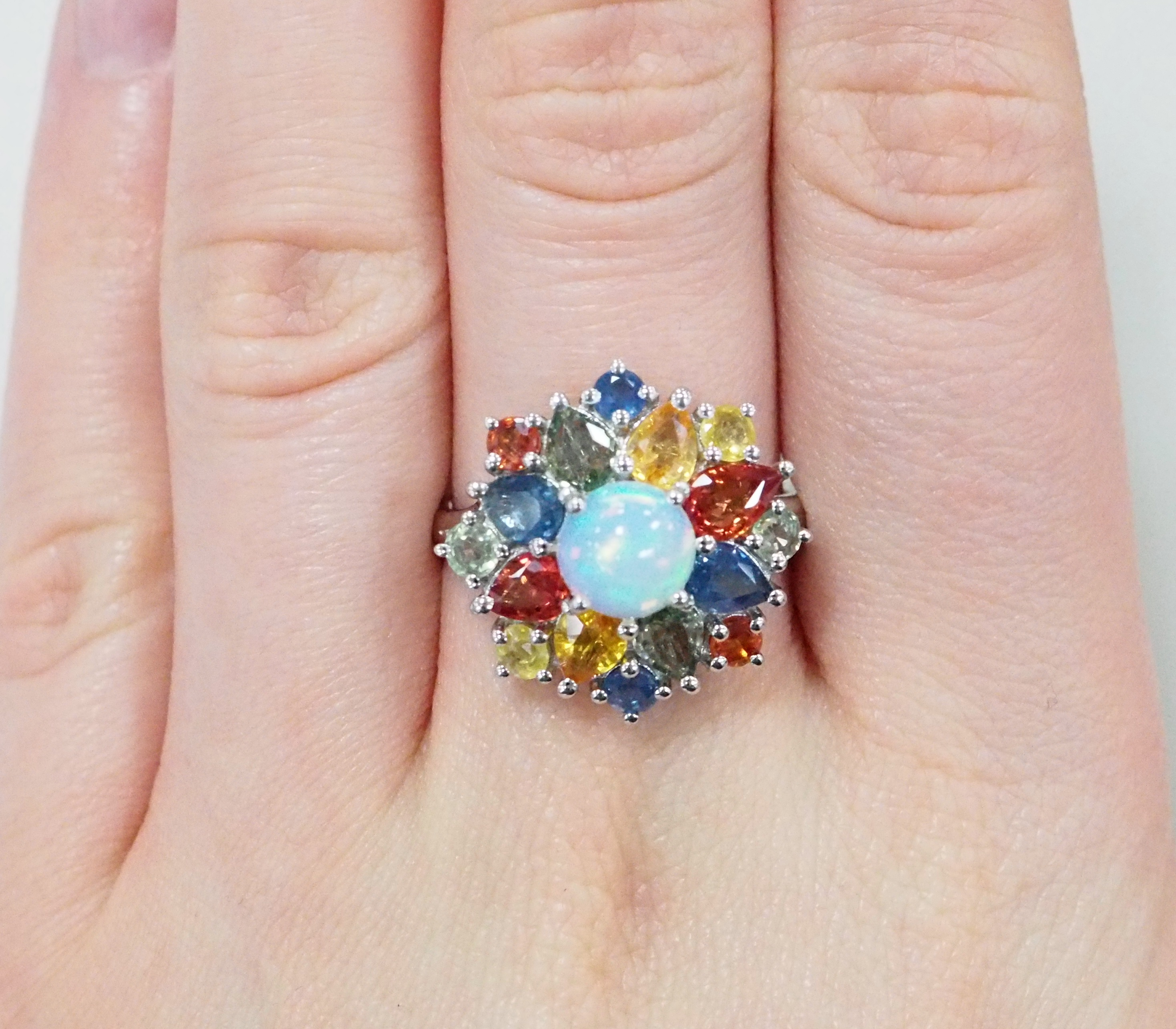 Серебряное кольцо 925 пробы; вставки 1 Опал белый 0,85ct; 16 Мультисапфир 3,9ct;